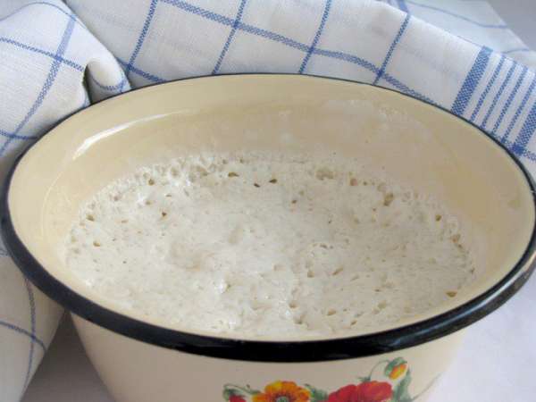 Отмерить 300 г муки и из этого количества взять примерно 8 ст. л. ложек для опары. Добавить сахар, хорошо перемешать и поставить в теплое место. Через пол часа опара готова.