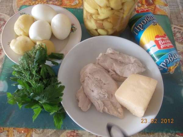 Картофель,яйца и грудку сварить.Почистить.