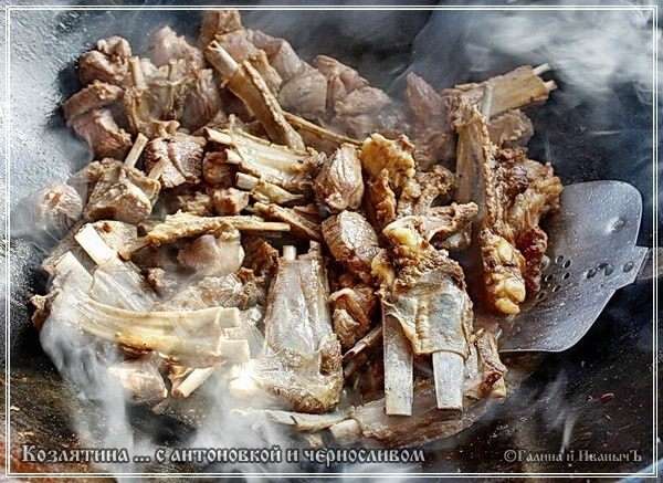 Постоянно помешивая, продолжаем жарить все мясо. До нежно поджаристого цвета корочки.