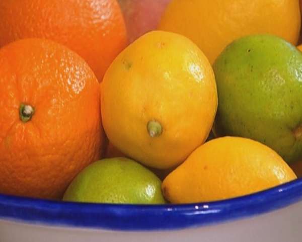Фрукты очистить от кожуры и разрезать на половинки.