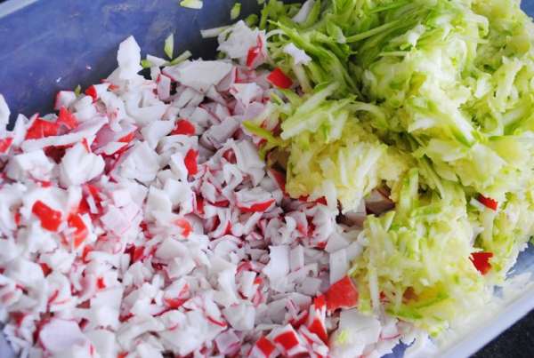 Натереть на крупной терке кабачок и мелко нарезать крабовое мясо Натереть на крупной терке кабачок и мелко нарезать крабовое мясо