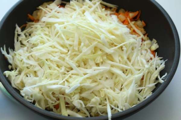 Капусту нашинковать, добавить к овощам, посолить, поперчить по вкусу.