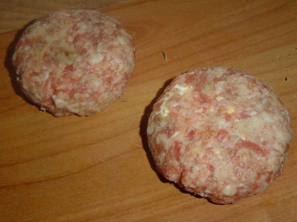 Из фарша с начинкой формируем шарик, а затем немного сплюсним его. 