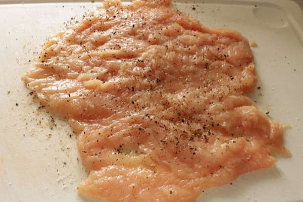 Снять пленку, посолить и поперчить по вкусу, накрыть пленкой и убрать в холодильник. Снять пленку, посолить и поперчить по вкусу, накрыть пленкой и убрать в холодильник.