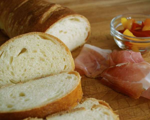 А еще на днях делала такой молочный батон от Алены http://www.edimdoma.ru/retsepty/64977-baton-molochnyy Тоже напомнил мне хлеб из детства! Нежный и 'уютный' батон получился. Старшей дочке пришелся особенно по вкусу! )))