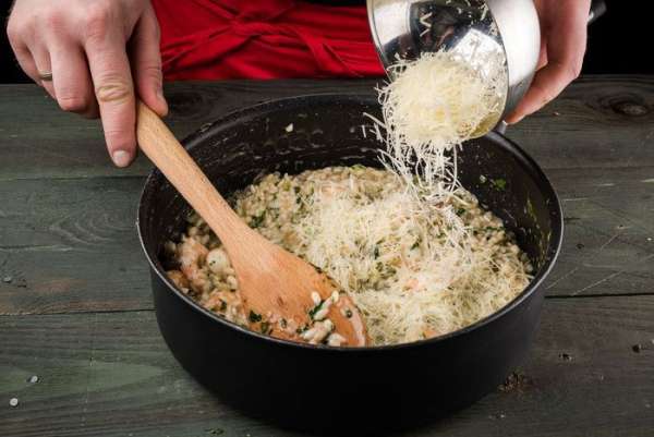 Добавляем специи по вкусу, тертый сыр. Все перемешиваем и снимаем с огня. Добавляем специи по вкусу, тертый сыр. Все перемешиваем и снимаем с огня.