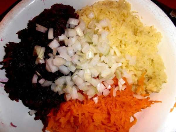 Мелко нарезаем(дело вкуса,я сначала немного добавила) и отправляем к овощам. Мелко нарезаем(дело вкуса,я сначала немного добавила) и отправляем к овощам.