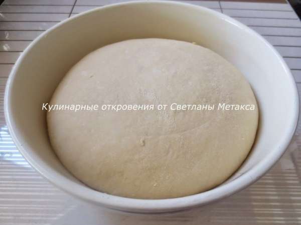 Тесто накрыть и оставить в теплом месте как минимум на 1 час. Тесто должно увеличиться в объеме