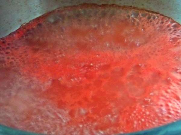 Выливаем сок в кастрюлю с толстым дном и ставим на огонь, доводим до кипения, снимаем пену. Уварить нужно в 5-6 раз или больше, пока капля не будет растекаться на блюдце. Мой сок варился с мелкими пузырьками 2,5 часа.
