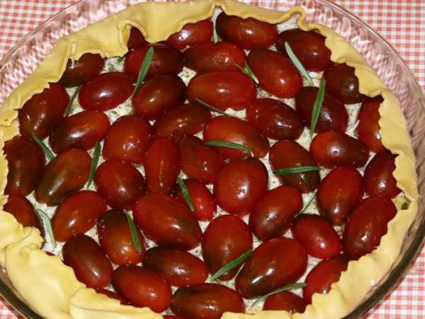 Свежие листочки розмарина выложить сверху.