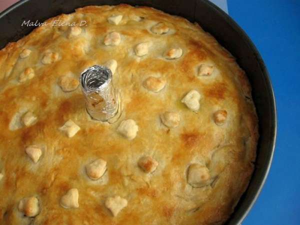 Поставить в духовку, разогретую до 200 градусов на 45 -50 минут, до образования румяной корочки. Через минут 15 после начала выпечки смазать взболтанным с небольшим количеством воды желтком. Украшения  из теста желтком можно не обмазывать, будет контрастировать цвет, что более интересно смотрится.  Необходимо через 40 минут после начала выпечки проверить пирог. 