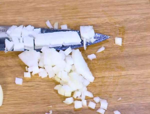 Лук и чеснок почистить и мелко порубить.