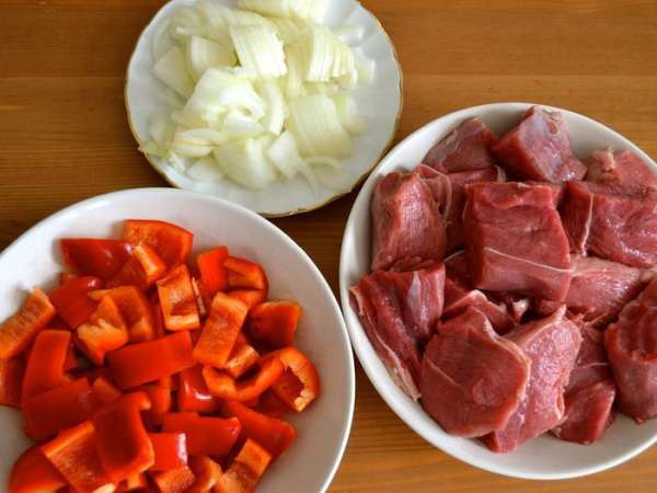 Мясо нарезать кусочками (2-3 см), лук нарезать не очень мелко, и красный перец порезать квадратиками. 