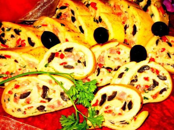 Затем нарезаем острым ножом на кусочки. Затем нарезаем острым ножом на кусочки.