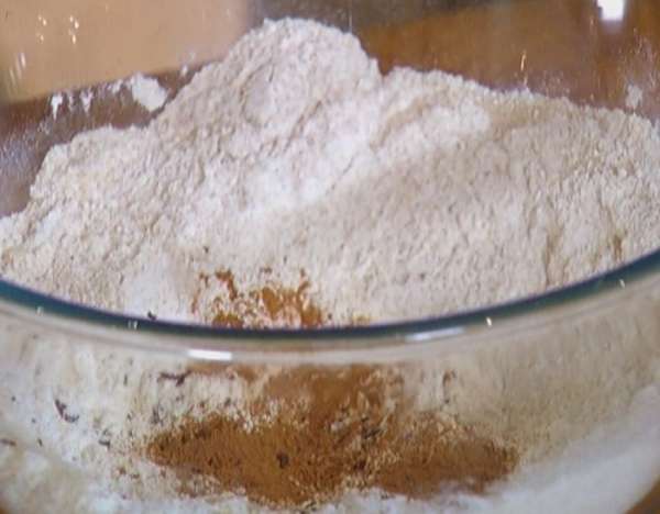 Перемешать оба вида муки, сахар, изюм, разрыхлитель, имбирь, корицу, гвоздику и соль. Перемешать оба вида муки, сахар, изюм, разрыхлитель, имбирь, корицу, гвоздику и соль.