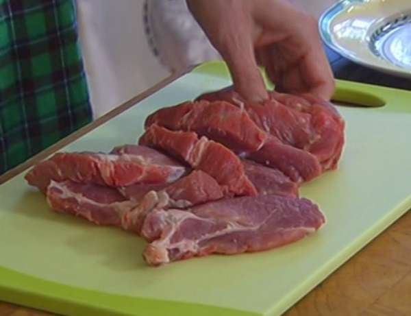 Грудинку нарезать крупными кусками. Грудинку нарезать крупными кусками.