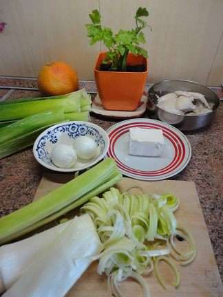 Куриные грудки (а не окорочка, как указано в рецептуре) и яйца отварить. Нарезать мелкими кубиками. Петрушку также мелко нарезать. Куриные грудки (а не окорочка, как указано в рецептуре) и яйца отварить. Нарезать мелкими кубиками. Петрушку также мелко нарезать.