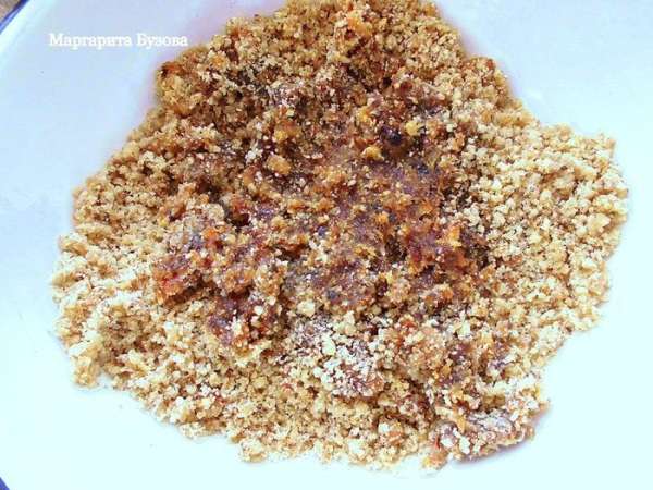 Грецкие орехи и финики измельчить в блендере или в мясорубке в однородную массу. Если финики сухие, их нужно предварительно замочить в холодной воде на 2 часа. Орехи я также использовала предварительно замоченные и высушенные в дегидраторе. 
