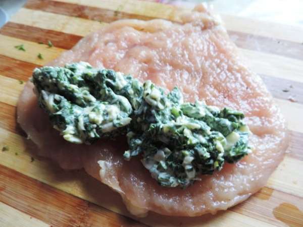 Приступаем к формированию рулетиков. На каждую мясную заготовку выкладываем 1/6 часть начинки вдоль более длинного края.