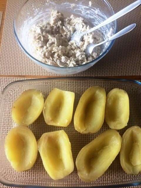 Картофель разрезаем пополам и ложкой вынимаем немного мякоти, получились лодочки. Картофель разрезаем пополам и ложкой вынимаем немного мякоти, получились лодочки.