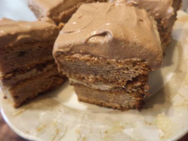 Получается очень вкусно, пряно, и много- много крема...
Очень хорошо с кофе, да и с чаем.
