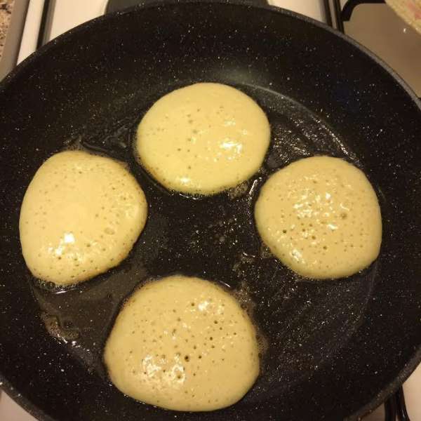 Разогреть сковороду, добавить растительное и сливочное масло (можно жарить без масла), ложкой выложить тесто. Разогреть сковороду, добавить растительное и сливочное масло (можно жарить без масла), ложкой выложить тесто.