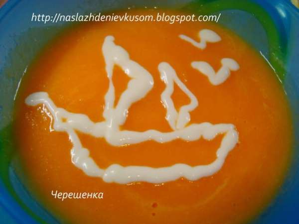 Ну а здесь старший сын пытался сметаной нарисовать младшему корабль! По-моему неплохо получилось?;)))