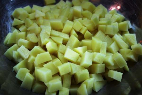 Картофель очистить и нарезать кубиками (1,5х1,5 см.)