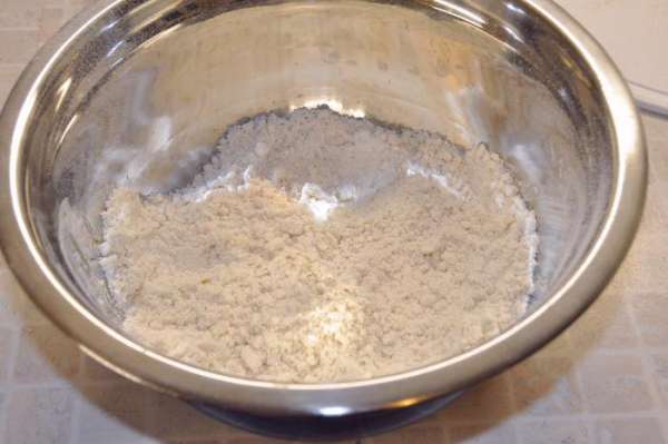 Включить разогреваться духовку до 180°C.
В миску налить растительное масло, просеять туда перемешанную с разрыхлителем и солью муку. Растереть до мелкой крошки. Включить разогреваться духовку до 180°C.
В миску налить растительное масло, просеять туда перемешанную с разрыхлителем и солью муку. Растереть до мелкой крошки.