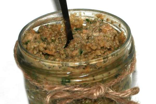 Паштет готов. Его можно есть теплым или перекладываем в чистую банку и ставим в холодильник на пару часов. Приятного аппетита!