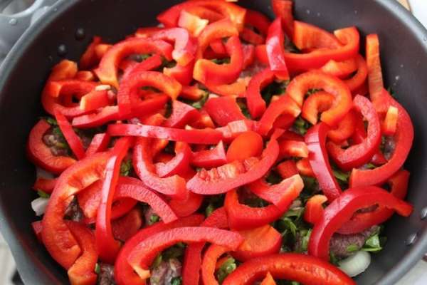 На мясо - порезанные соломкой перцы...