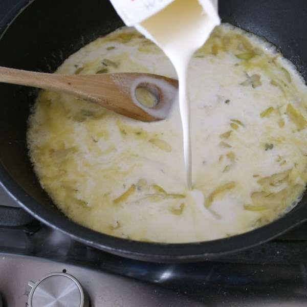Влить сливки. В оригинале - крем-фреш (crème fraiche). Размешать. Количество сливок можно регулировать по своему вкусу... 