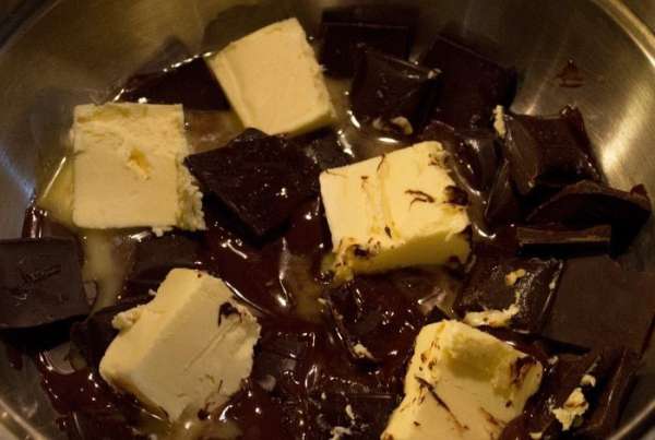 На водяной бане растопить шоколад и сливочное масло. 
