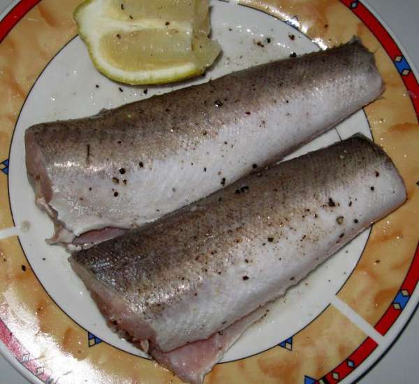 Рыбу сбрызнуть лимонным соком, посолить.