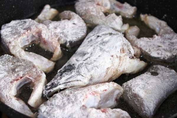 На сковороде нагреть масло и выложить кусочки рыбы...обжаривать на сильном огне (не закрывать крышкой, чтобы образовалась хрустящая корочка). На сковороде нагреть масло и выложить кусочки рыбы...обжаривать на сильном огне (не закрывать крышкой, чтобы образовалась хрустящая корочка).