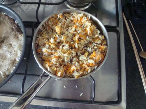 На той же сковородке, добавив немного маринада, чуть тушим мясо и зубчики чеснока. Затем нанизываем на шпажки кусочки мяса, помидорки и зубчики чеснока в произвольном порядке. Поперчим по вкусу. Представьте себя на шашлыках!