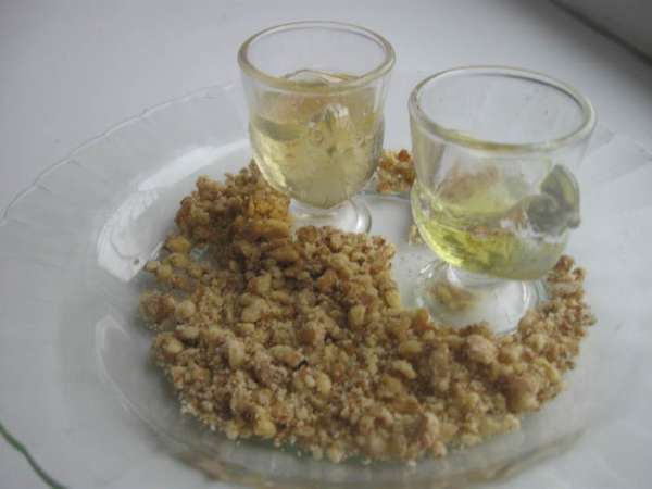 Размять орехи, советую пользоваться ступкой, т. к. при этом способе выделяется ореховое масло, смешать с медом.
Размять орехи, советую пользоваться ступкой, т. к. при этом способе выделяется ореховое масло, смешать с медом.