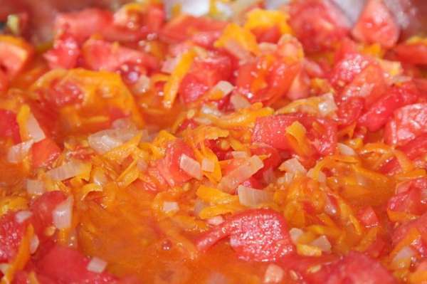 Режем кубиком томаты и отправляем к моркови и луку, под крышкой тушим минут 5. Режем кубиком томаты и отправляем к моркови и луку, под крышкой тушим минут 5.