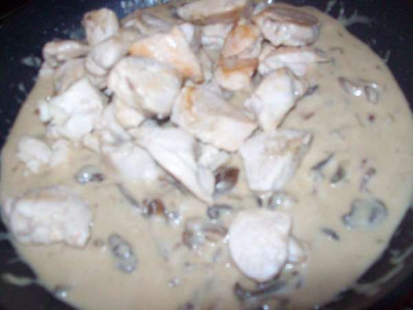 Добавляем в наш соус , обжаренную курицу, солим, перчим и тушим под крышкой 5 минут. 