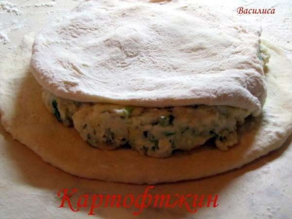 собираем края. защипываем и применаем. То есть разминаем рукой.
 Второй вариант: Кусочек теста раскатываем. кладем начинку. накрываем второй лепешкой теста. защипываем края и разминаем руками.В серединке не забываем сделать пальчиком дырочку. Это попроще, но не по-осетински.