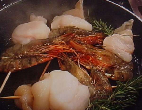 обжарить на оливковом масле с розмарином и чесноком в шкурке, разрезанным на половинки (для аромата), огонь не должен быть слишком большим. обжарить на оливковом масле с розмарином и чесноком в шкурке, разрезанным на половинки (для аромата), огонь не должен быть слишком большим.