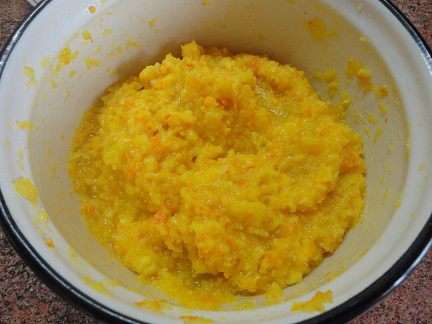 Лимон и апельсины нарезать кусочками, удалить косточки и пропустить через мясорубку. Смешать с сахаром и поставить в холодильник.