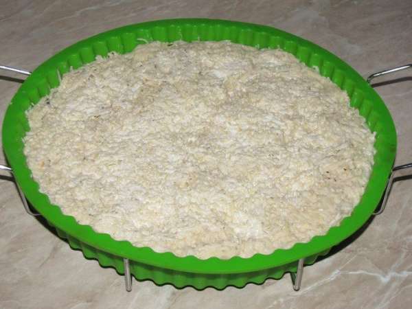 На грибы выложить картофельную смесь, разровнять. Посыпать кунжутом. 