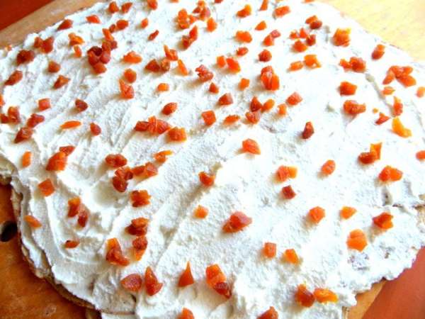 Когда творог был нанесён ровным слоем, насыпала кусочки кураги равномерно. Когда творог был нанесён ровным слоем, насыпала кусочки кураги равномерно.