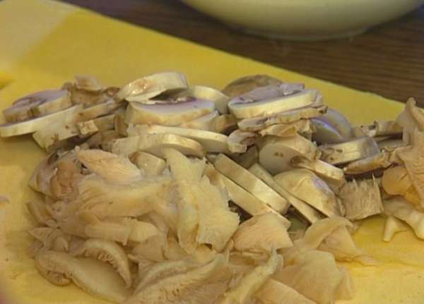 Свежие грибы нарезать кусочками.