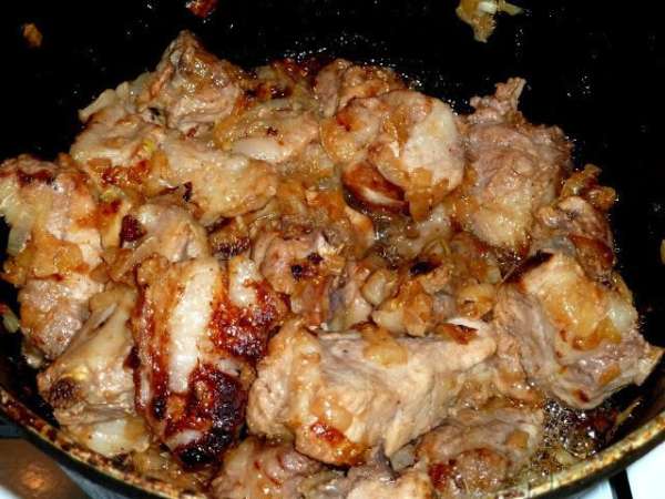 Затем закладываем промытое и порезанное на кусочки мясо.
Жарим до появления корочки. Затем закладываем промытое и порезанное на кусочки мясо.
Жарим до появления корочки.
