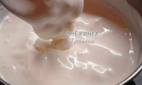 Мороженое пломбир ванильный кладем в миску и оставляем при комнатной температуре, чтобы растаяло.