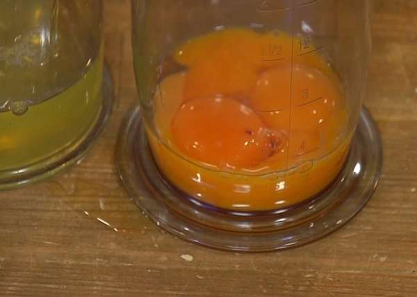 Желтки с сахаром взбить миксером в пышную массу. Желтки с сахаром взбить миксером в пышную массу.