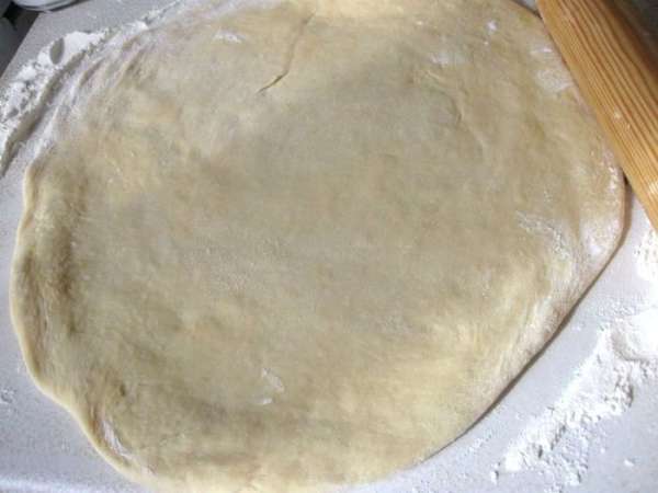 Яблоки почистить, порезать на половинки, удалить семенную часть, порезать на дольки. Выдавить лимонный сок, чтобы яблоки не потемнели. Добавить сахарный песок. Перемешать, положить на сито, чтобы стек лишний сок.
Тесто разделить на две неравные части. Большую часть раскатать на присыпанном мукой столе, придав форму круга или прямоугольника.
Яблоки почистить, порезать на половинки, удалить семенную часть, порезать на дольки. Выдавить лимонный сок, чтобы яблоки не потемнели. Добавить сахарный песок. Перемешать, положить на сито, чтобы стек лишний сок.
Тесто разделить на две неравные части. Большую часть раскатать на присыпанном мукой столе, придав форму круга или прямоугольника.