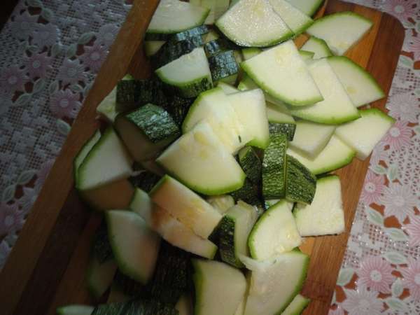 Морковь нарезать мелкими кубиками.